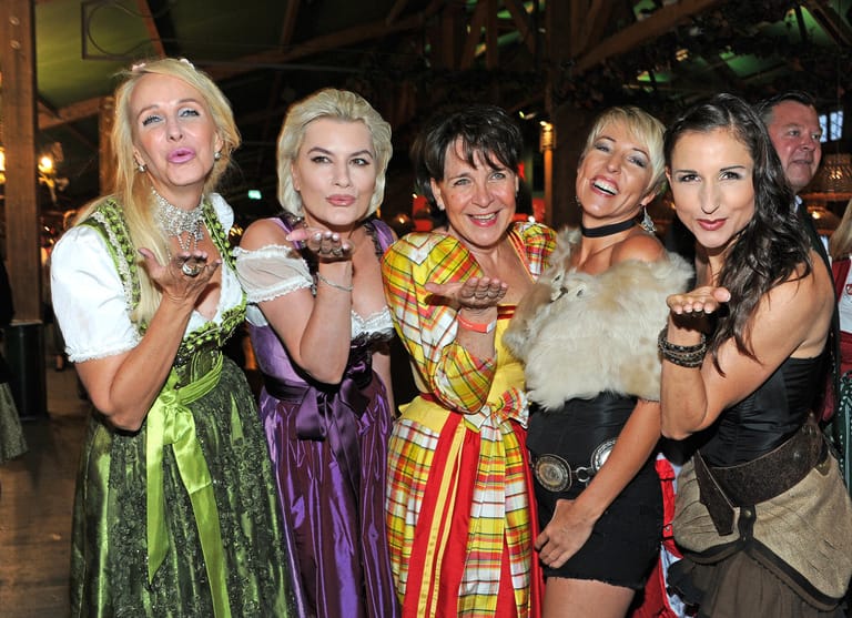 Dirndl-Schönheiten: Die Sängerinnen Kristina Bach (v-l), Kriemhild Siegel, Gerda Steiner, Alexandra und Anita Hofmann feiern im Weinzelt auf dem Oktoberfest in München.