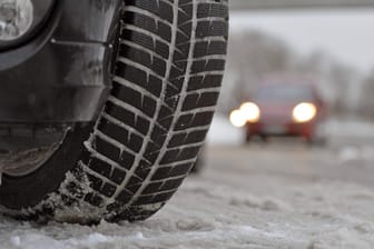 Das rechtzeitige Aufziehen der Winterreifen ist wichtig, andernfalls droht ein unzuverlässiges Fahr- und Bremsverhalten.