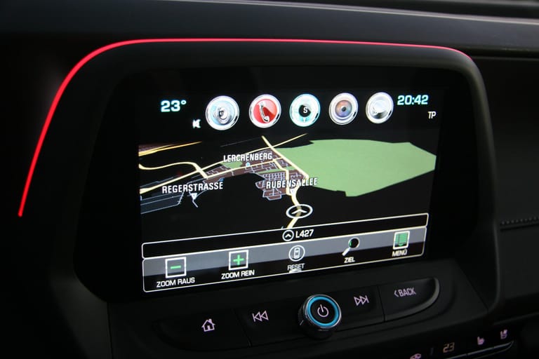 Der Acht-Zoll-Touchscreen gefällt mit intuitiver Bedienung und scharfen Kontrasten.