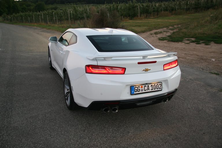 Ab 39.900 Euro gibt es das Vierzylinder-Coupé. Der Chevrolet Camaro LT1 mit Automatik wird in Deutschland ab 47.900 Euro angeboten. Mit Handschaltung sinkt der Preis um 2000 Euro.