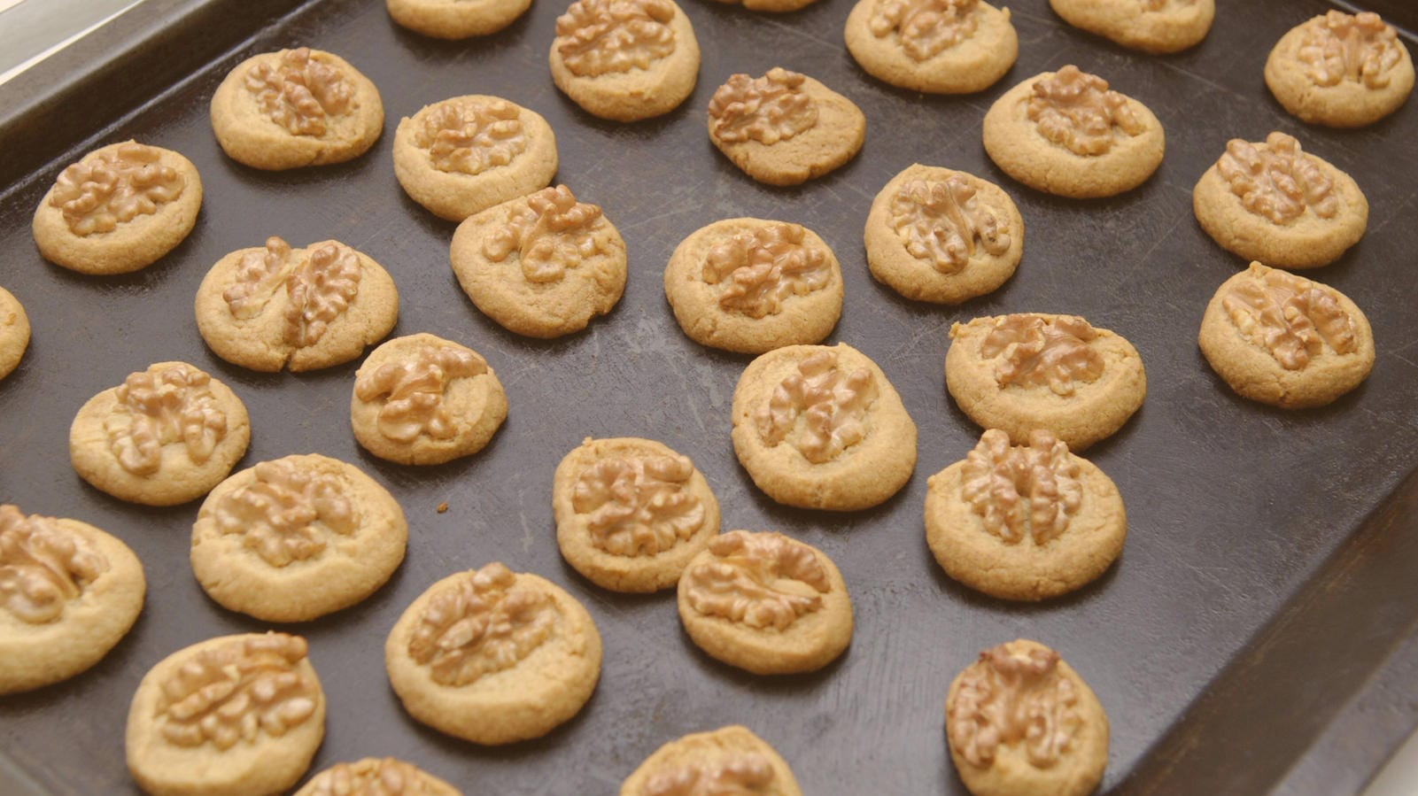 Walnussplätzchen gelingen leicht und passen wunderbar in die Weihnachtszeit.