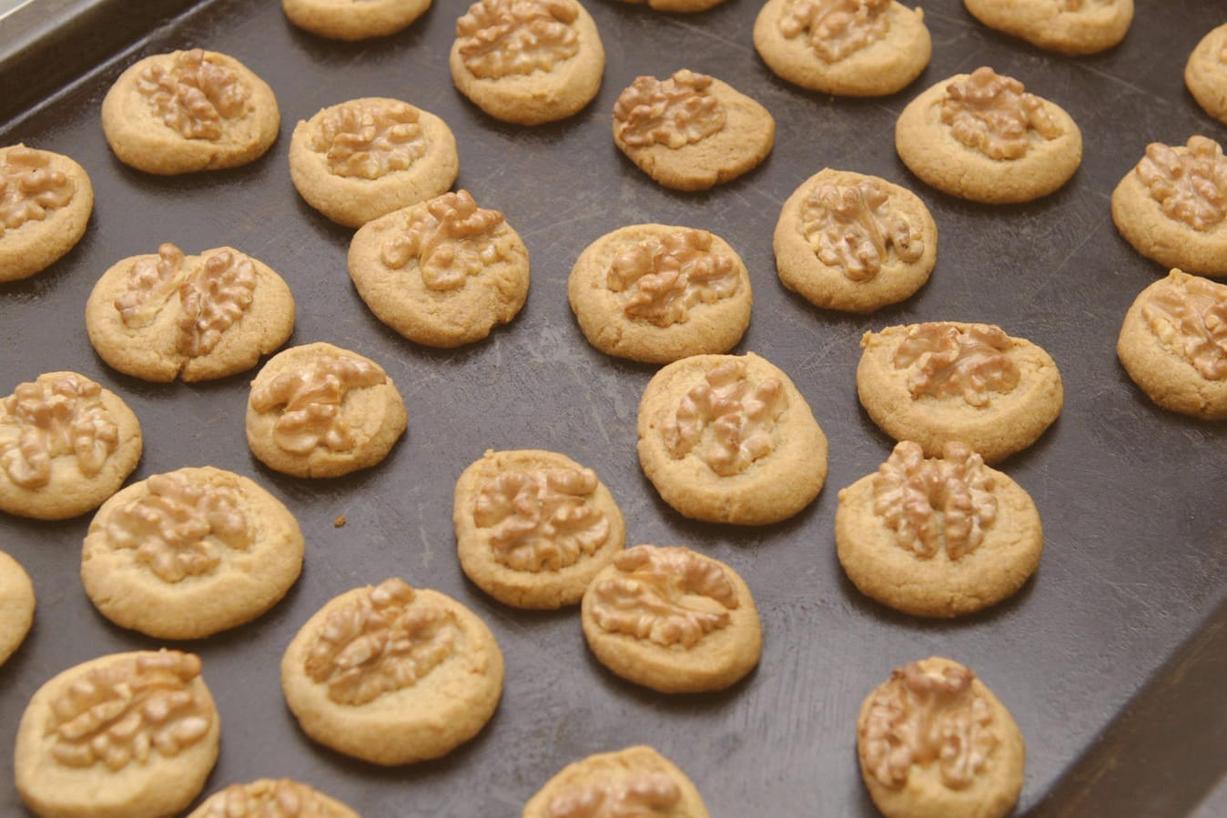 Walnussplätzchen gelingen leicht und passen wunderbar in die Weihnachtszeit.