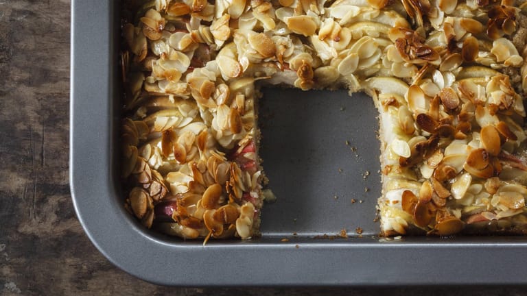 Blechkuchen: Der Herbst ist Apfelzeit und damit die beste Gelegenheit, um einen frischen Apfelkuchen zu backen.