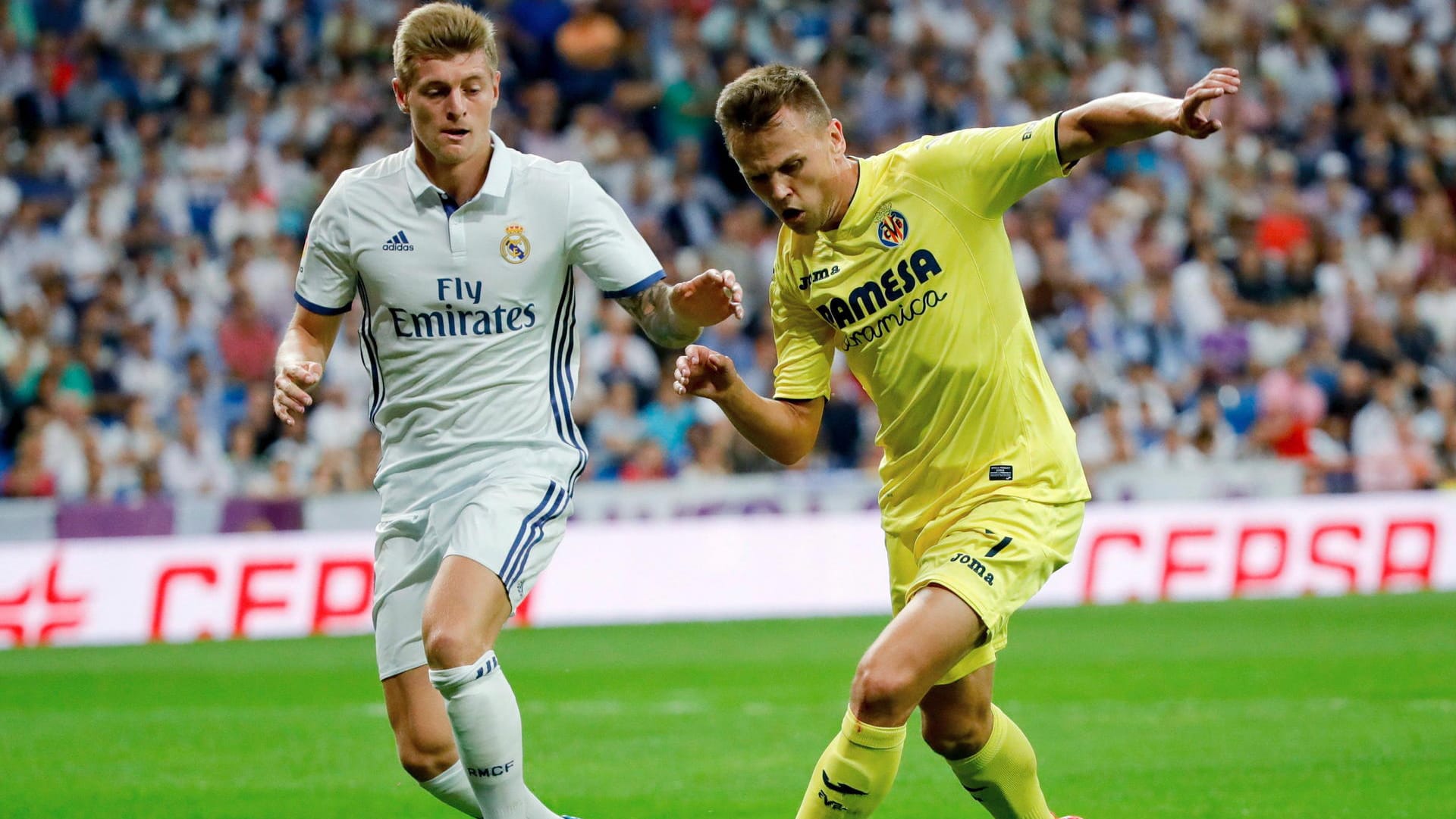 Reals deutscher Weltmeister Toni Kroos (li.) beim Duell mit Villarreals Denis Cheryshev. Reals deutscher Weltmeister Toni Kroos (li.) beim Duell mit Villarreals Denis Cheryshev.
