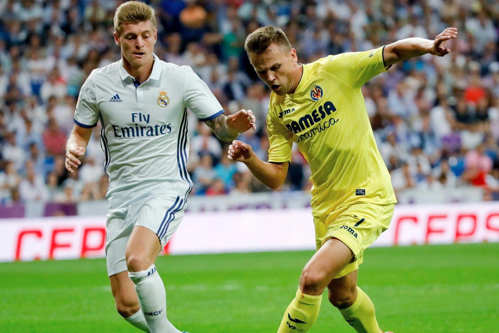 Reals deutscher Weltmeister Toni Kroos (li.) beim Duell mit Villarreals Denis Cheryshev.
