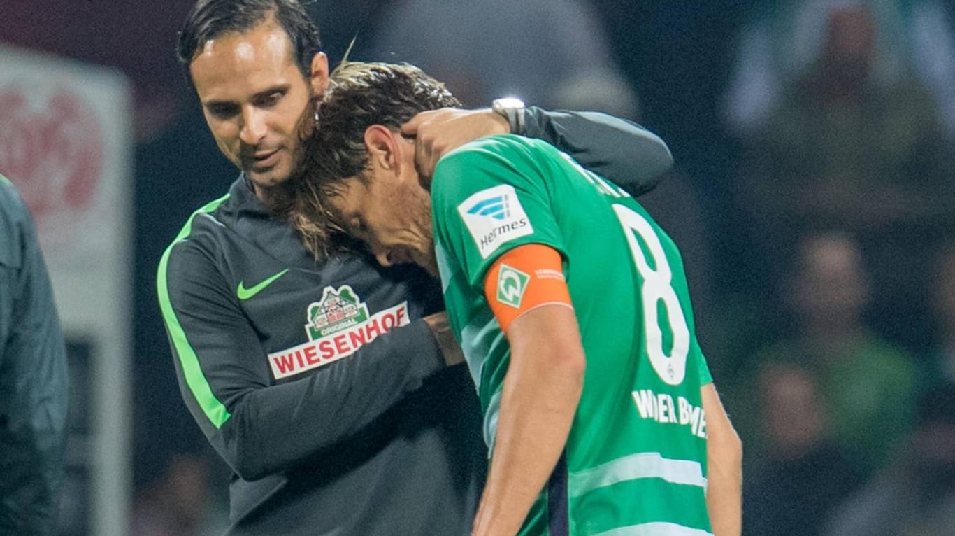 Enttäuschung pur: Werders Interimstrainer Alexander Nouri (links) tröstet nach dem Abpfiff Kapitän Clemens Fritz.