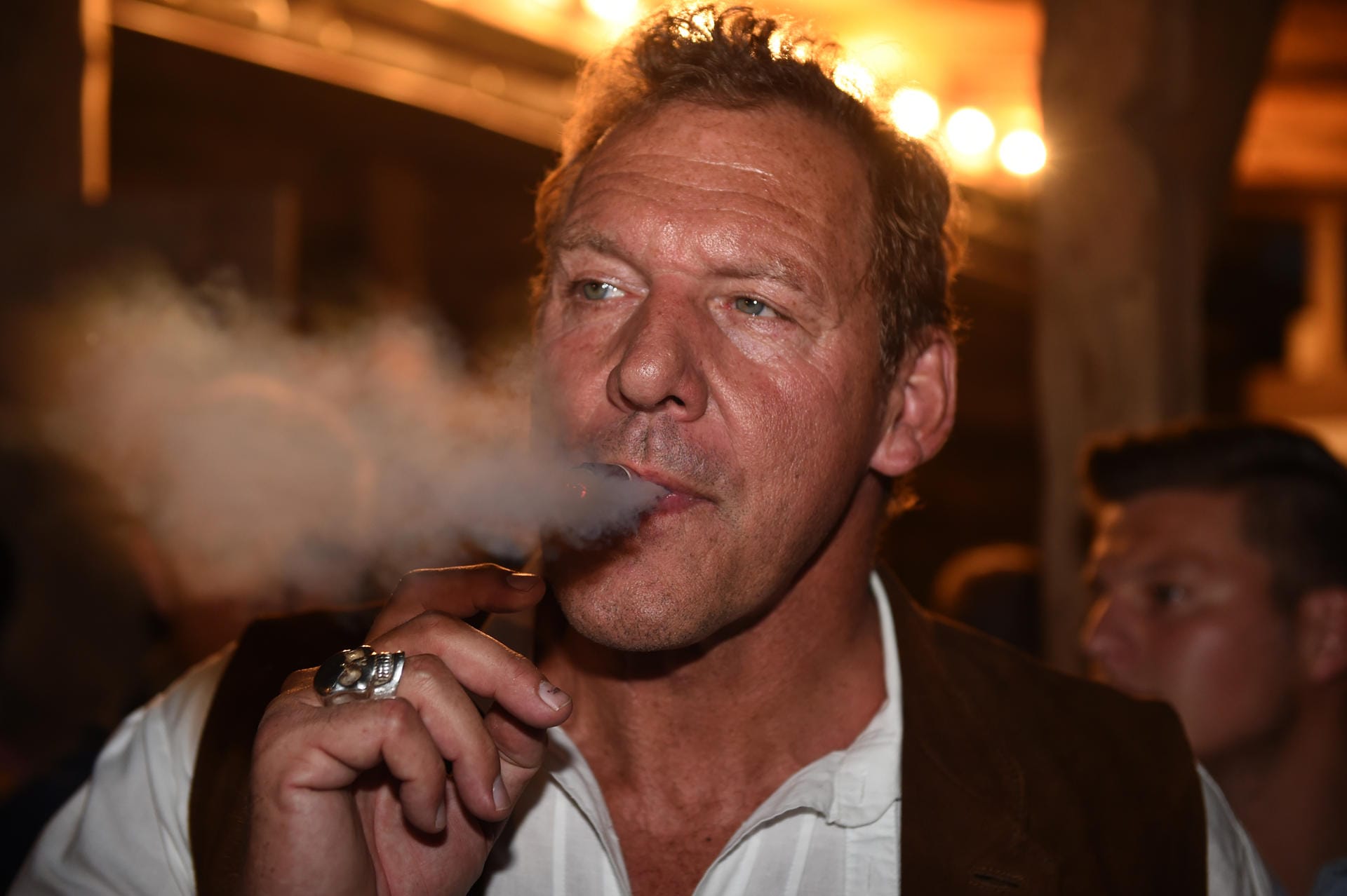 Genießer auf dem Oktoberfest 2016: Ralf Möller raucht eine Zigarre - im Bierzelt ist das erlaubt.