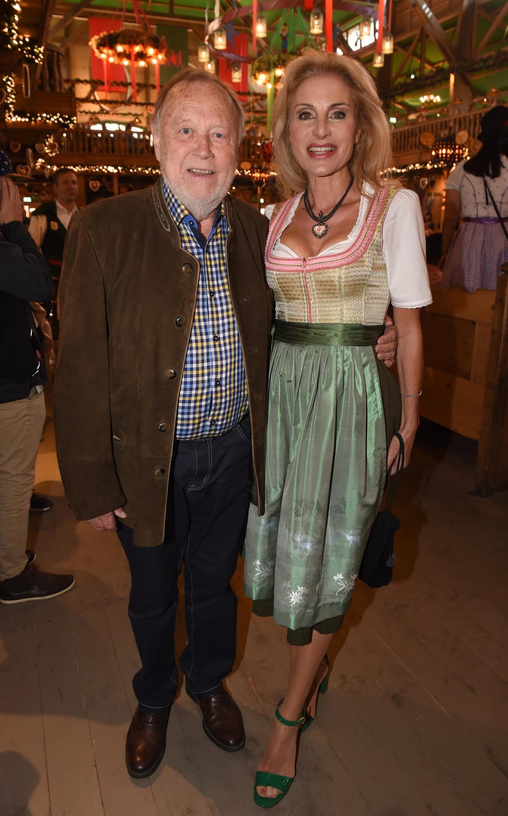 Der Regisseur Joseph Vilsmaier und seine Lebensgefährtin Birgit Muth posieren auf dem Oktoberfest im Weinzelt.