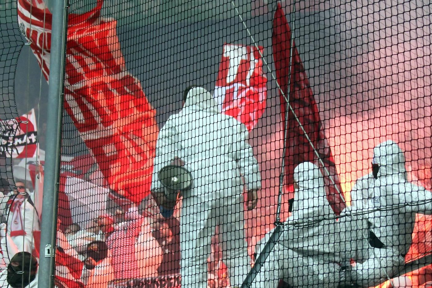 Könnte demnächst teuer für die Verursacher werden: Pyrotechnik im Fanblock des 1. FC Köln.