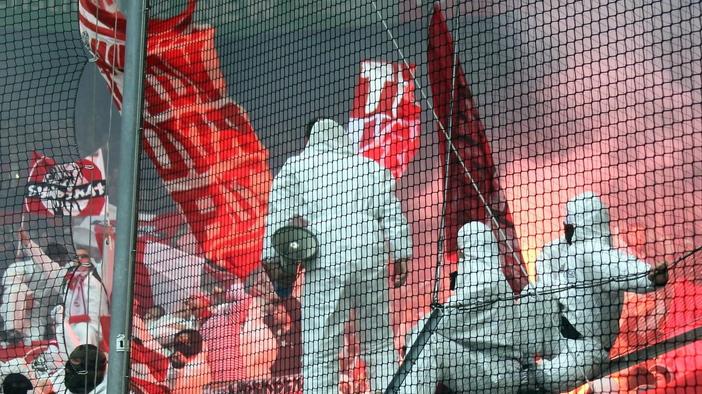 Könnte demnächst teuer für die Verursacher werden: Pyrotechnik im Fanblock des 1. FC Köln.