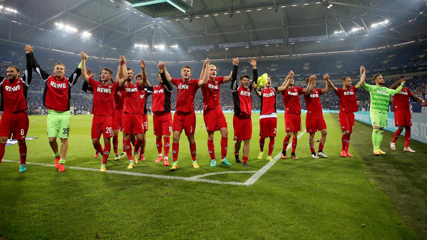 Ausgelassene Stimmung: Die Spieler des 1. FC Köln feiern den Auswärtssieg auf Schalke.