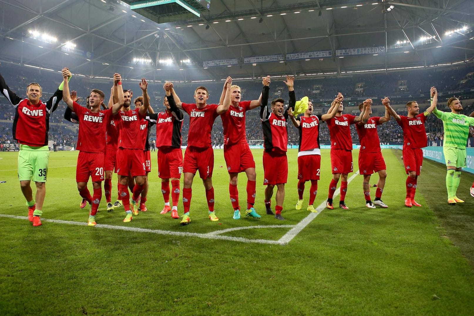 Ausgelassene Stimmung: Die Spieler des 1. FC Köln feiern den Auswärtssieg auf Schalke.
