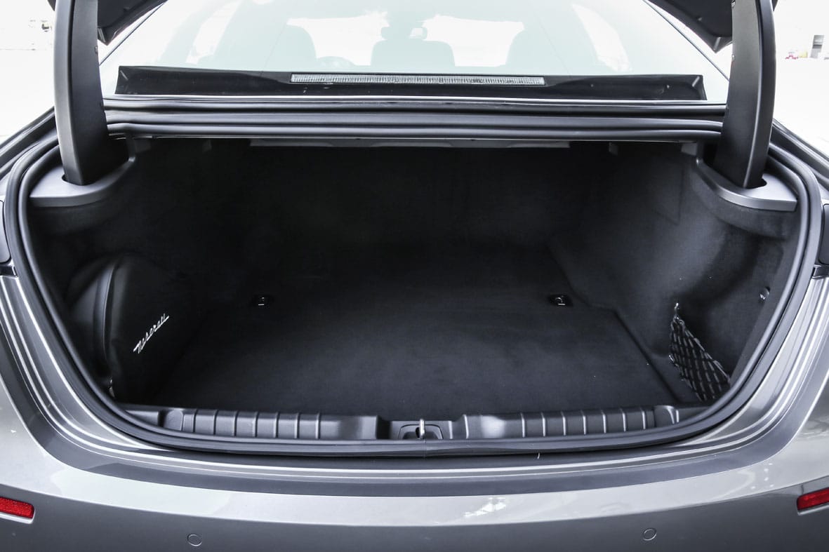 Was für den mit einem 500 Liter großen Kofferraum ausgestatteten Maserati Ghibli spricht, ist weder die verbaute Infotainmenttechnik, noch jedwede fahrdynamischen Alleinstellungsmerkmale .