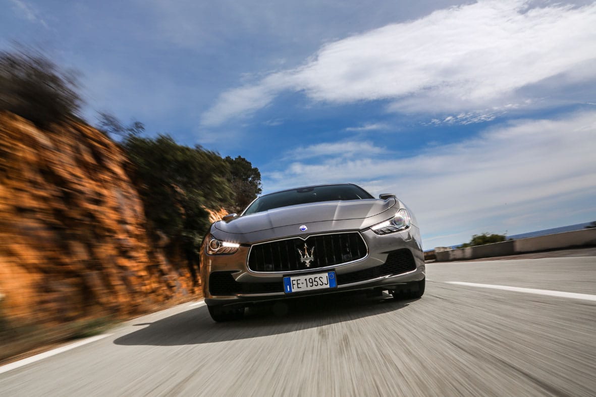 Die Fahrt im ab 66.000 Euro teuren Maserati Ghibli Diesel beginnt jedes Mal aufs Neue mit einer positiven Überraschung. Denn das in den ersten Sekunden wahrnehmbare Diesel-Nageln weicht im Nu einem satten, völlig unerwarteten Bollern und Brummen.