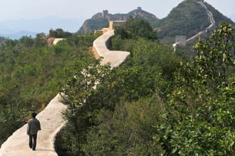 "Erhöhter Fahrradweg": Die Renovierungsarbeiten an einem Teil der Chinesischen Mauer sind nicht originalgetreu.