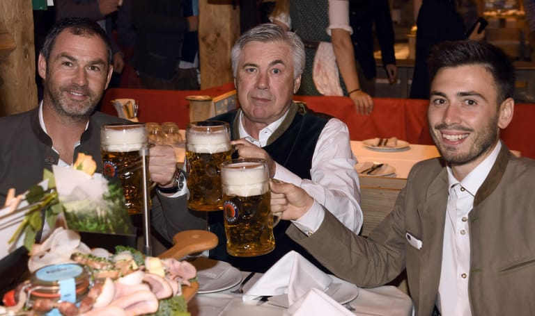Wiesn-Test bestanden: Der Weintrinker Carlo Ancelotti kann auch Oktoberfest - ohne Kater.