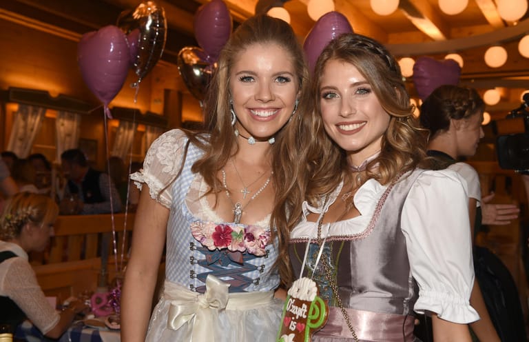 Sängerin Victoria Swarovski (l) und Moderatorin und Spielerfrau Cathy Hummels genießen das Oktoberfest.