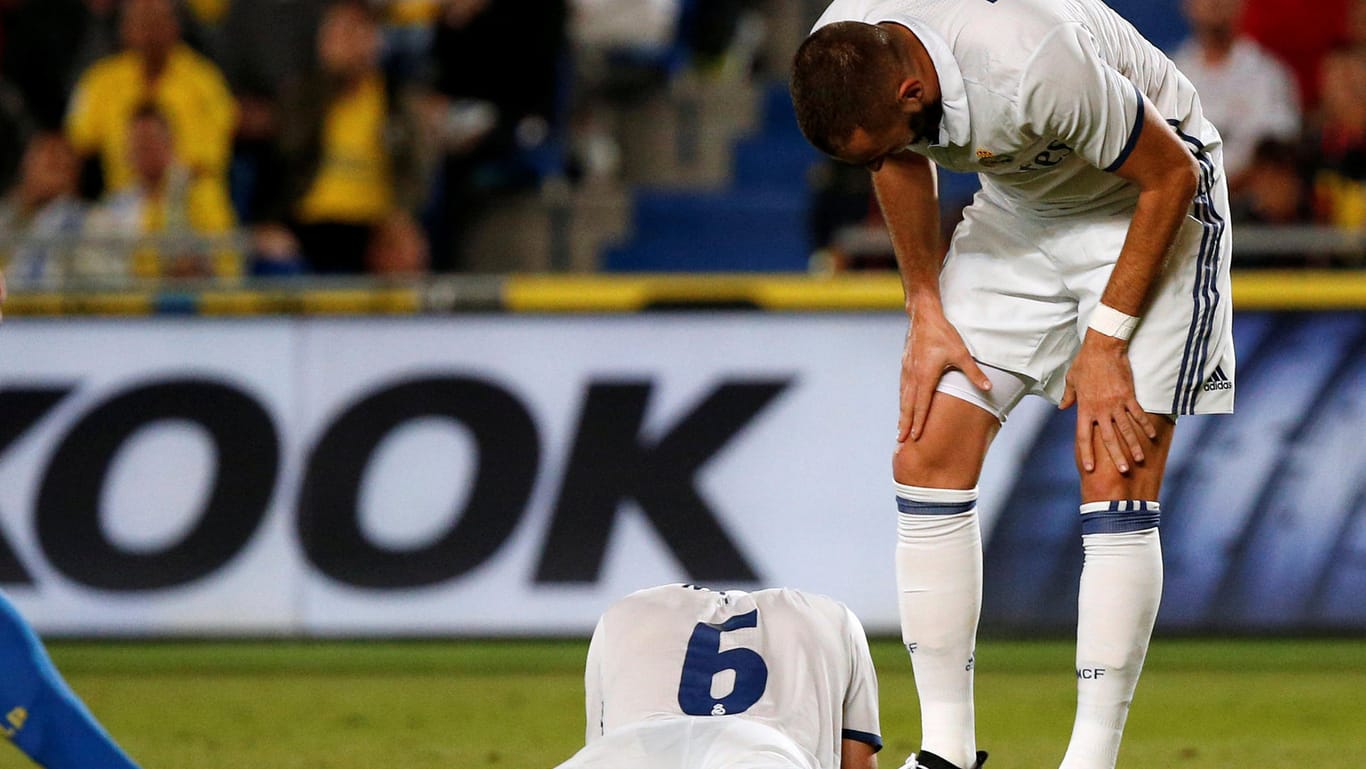 Enttäuscht: Real-Torschütze Karim Benzema (re.) und Nacho Fernandez beim 2:2 bei Las Palmas.