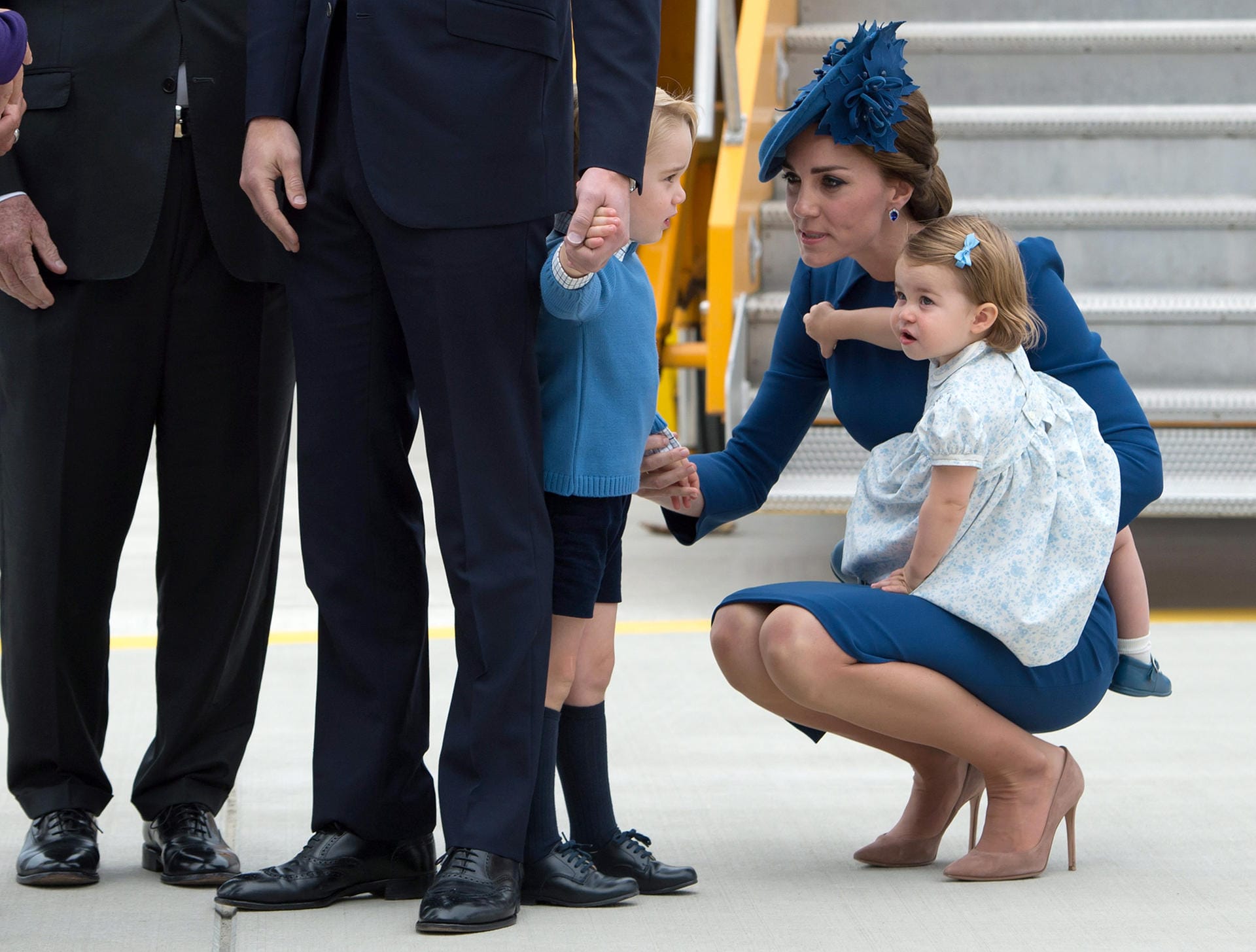 Für die kleine Charlotte ist die große Reise der erste Auslandsaufenthalt überhaupt. Zusammen mit Brüderchen George stahl die kleine Prinzessin bereits bei der Ankunft am Flughafen ihren Eltern William und Kate die Show.