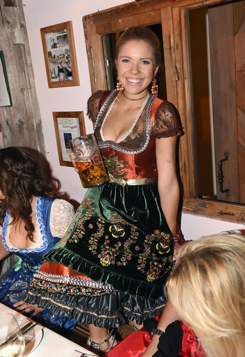 Etwas farbiger kleidete sich Funkelstein-Erbin Victoria Swarovski für die Feier im Käferzelt.
