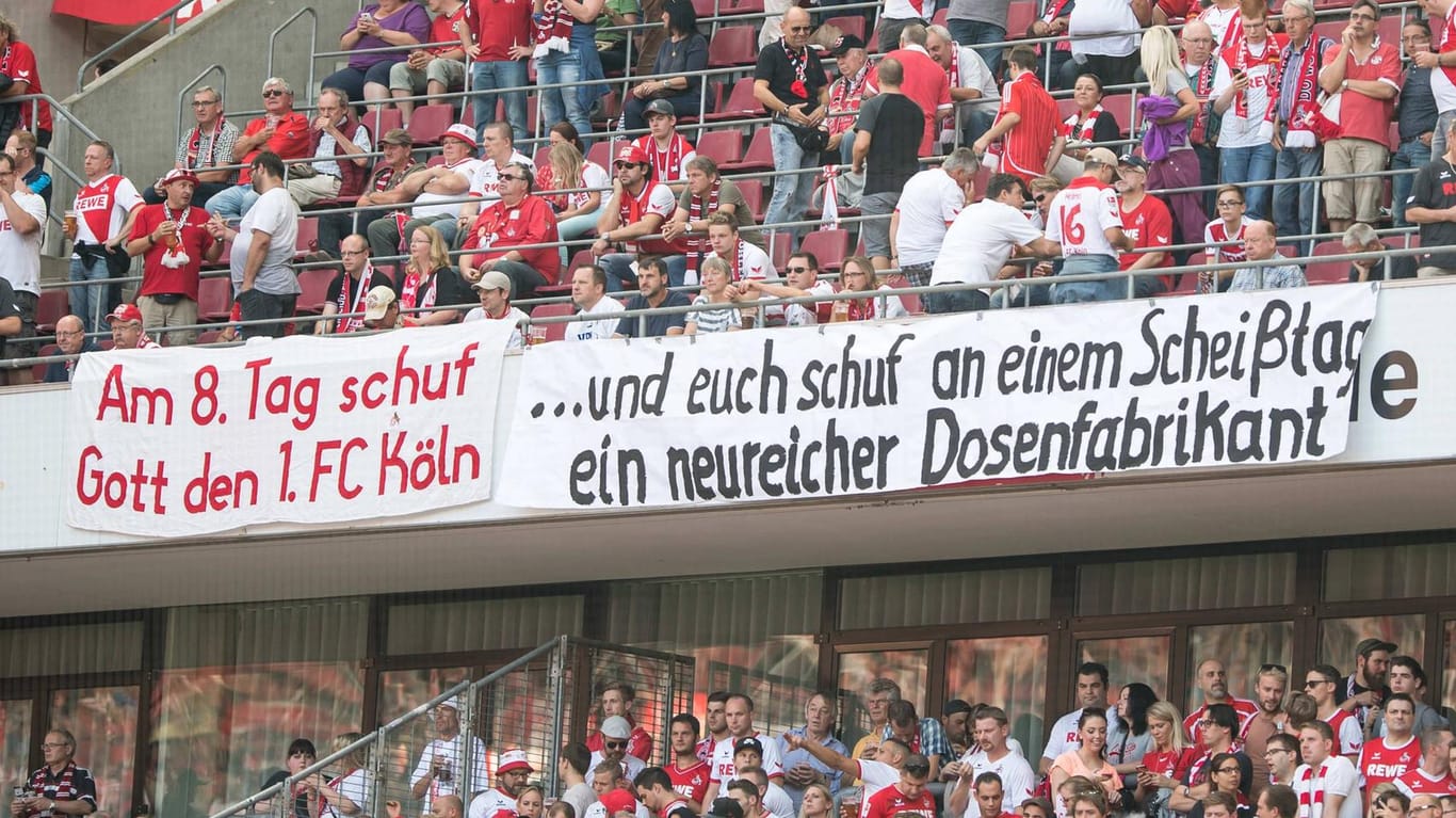 Fans des 1. FC Köln machen ihrem Unmut über RB Leipzig mit Protestplakaten im Stadion Luft.