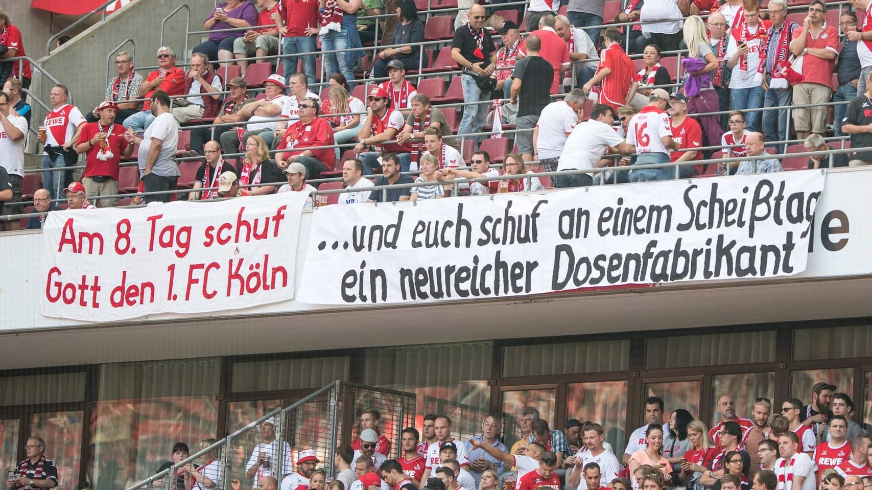 Fans des 1. FC Köln machen ihrem Unmut über RB Leipzig mit Protestplakaten im Stadion Luft. Fans des 1. FC Köln machen ihrem Unmut über RB Leipzig mit Protestplakaten im Stadion Luft.