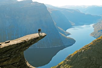 Die "Trollzunge" bietet einen spektakulären Ausblick – und einen riskanten Aufstieg.