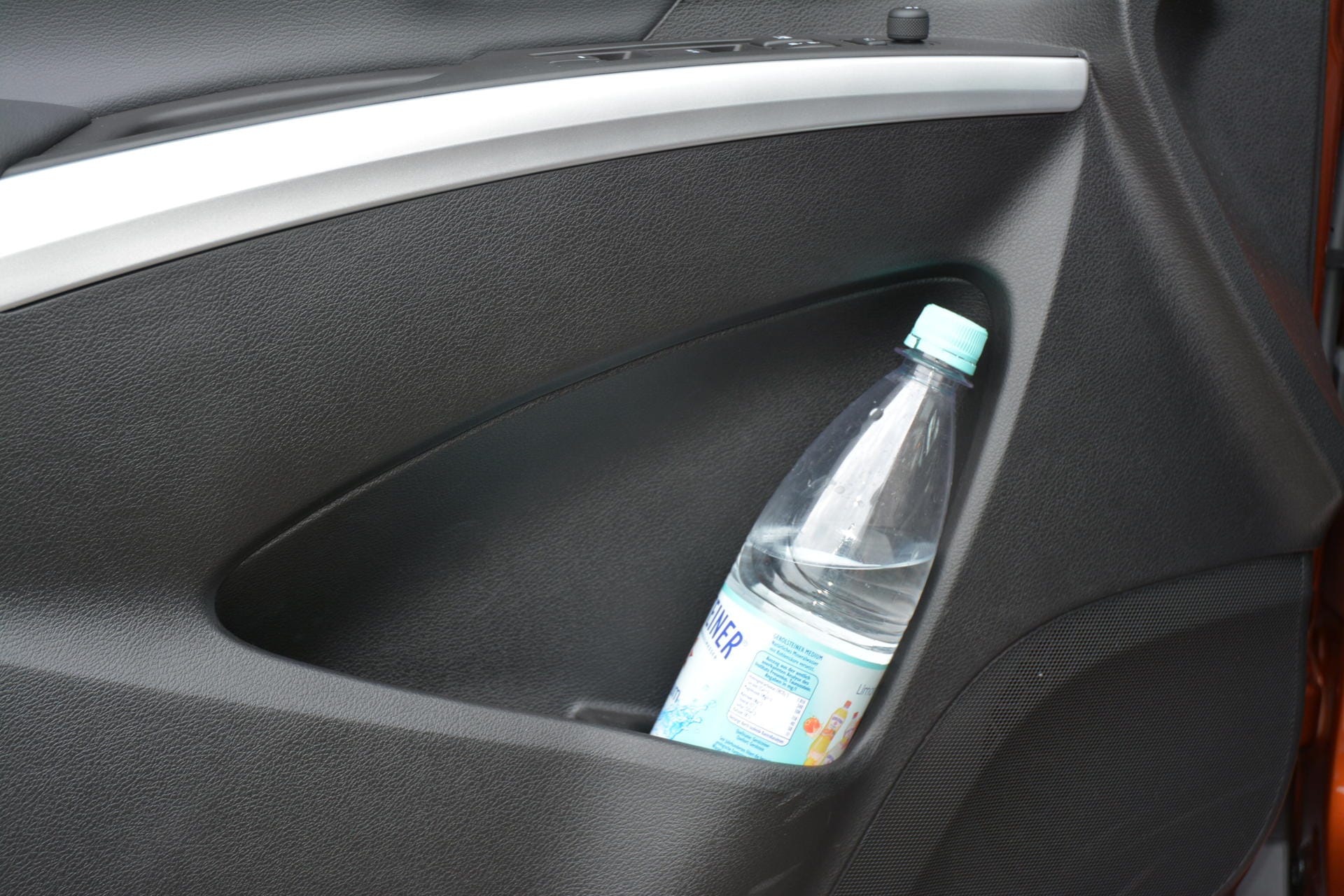 In der Fahrertür lässt sich locker eine 1-Liter-Flasche unterbringen.