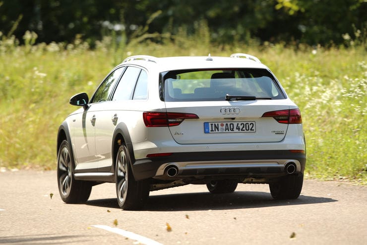 Als erster Audi kommt der Allroad 2.0 TFSI mit neuem Quattro-Antrieb. Aus permanent wird "permanent verfügbarer Allrad", d.h. der A4 fährt überwiegend als Fronttriebler, erst bei steigendem Traktionsbedarf kommt die Hinterachse ins Spiel.