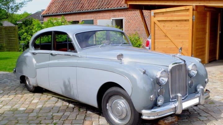 Der Jaguar MK9 ist mit seinen fast fünf Metern Länge ein echter Hingucker – doch den Sound im Inneren wollte niemand hören. Peter Wallich löste den Fall.