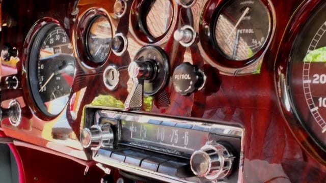 Radioexperte Wallich besorgte ein Originalradio für den Jaguar MK9 und brachte ihm modernen Sound bei: Er baute es für UKW-Empfang um und integrierte einen MP3-Anschluss sowie eine Endstufe mit zwei mal zehn Watt.