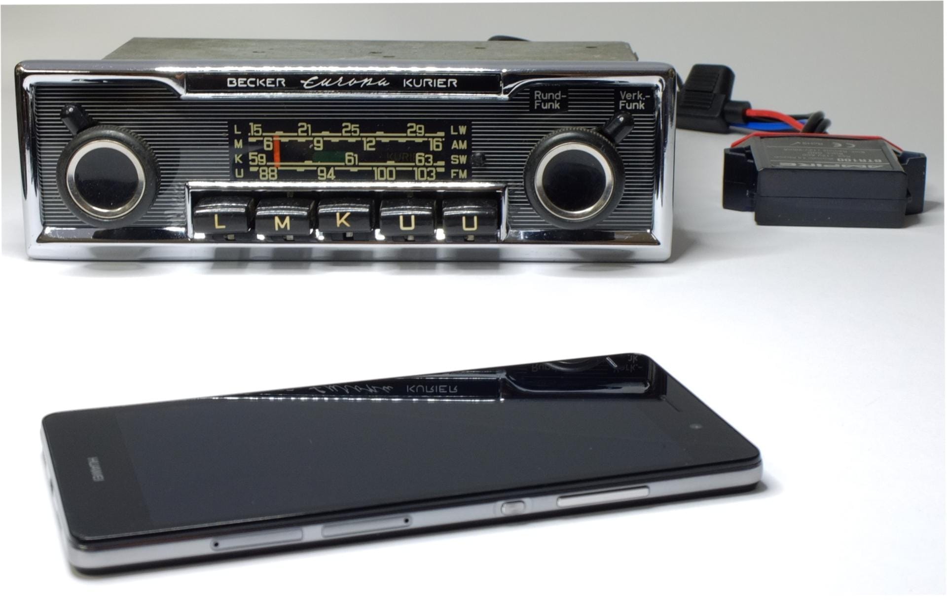 Das historische Becker-Radio hat Wallich mit einem unauffälligen Bluetooth-Adapter ausgestattet. Smartphones können so Musik auf der alten Anlage abspielen.