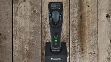 Ein starker Haarschneider für kurze Schnitte: Der Panasonic ER-GP80 kommt mit drei Aufsätzen, trimmt das Haar in elf Stufen bis 15 Millimeter. Leider ist er nicht wasserdicht.