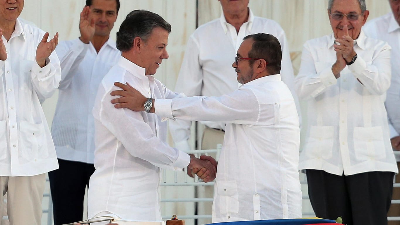 Großer Moment: Präsident Juan Manuel Santos und Rebellenchef "Timochenko" geben sich die Hand.