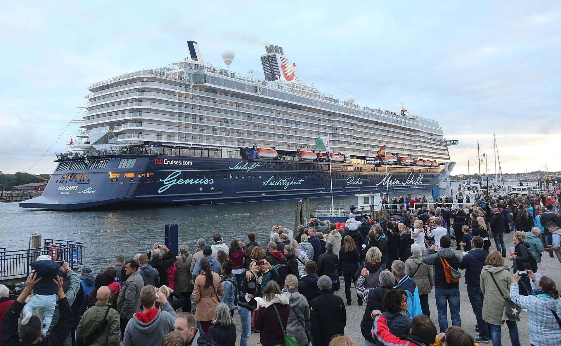 Kreuzfahrtschiffe zählen ab 2501 Passagiere in die Kategorie der großen Schiffe. Neben der "Queen Mary 2" schneiden die Schiffe von TUI Cruises besonders gut ab. Die neue "Mein Schiff 5" belegt auf Anhieb den 2. Platz.