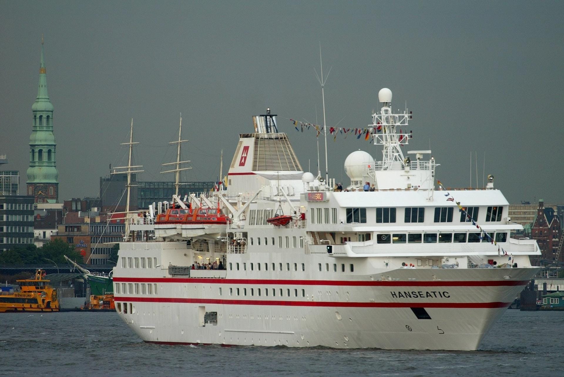 Das Kreuzfahrtschiff "Hanseatic" von der Reederei Hapag Lloyd beim Auslaufen aus dem Hafen in Hamburg. Bei den Boutique-Schiffen belegt sie Rang drei.