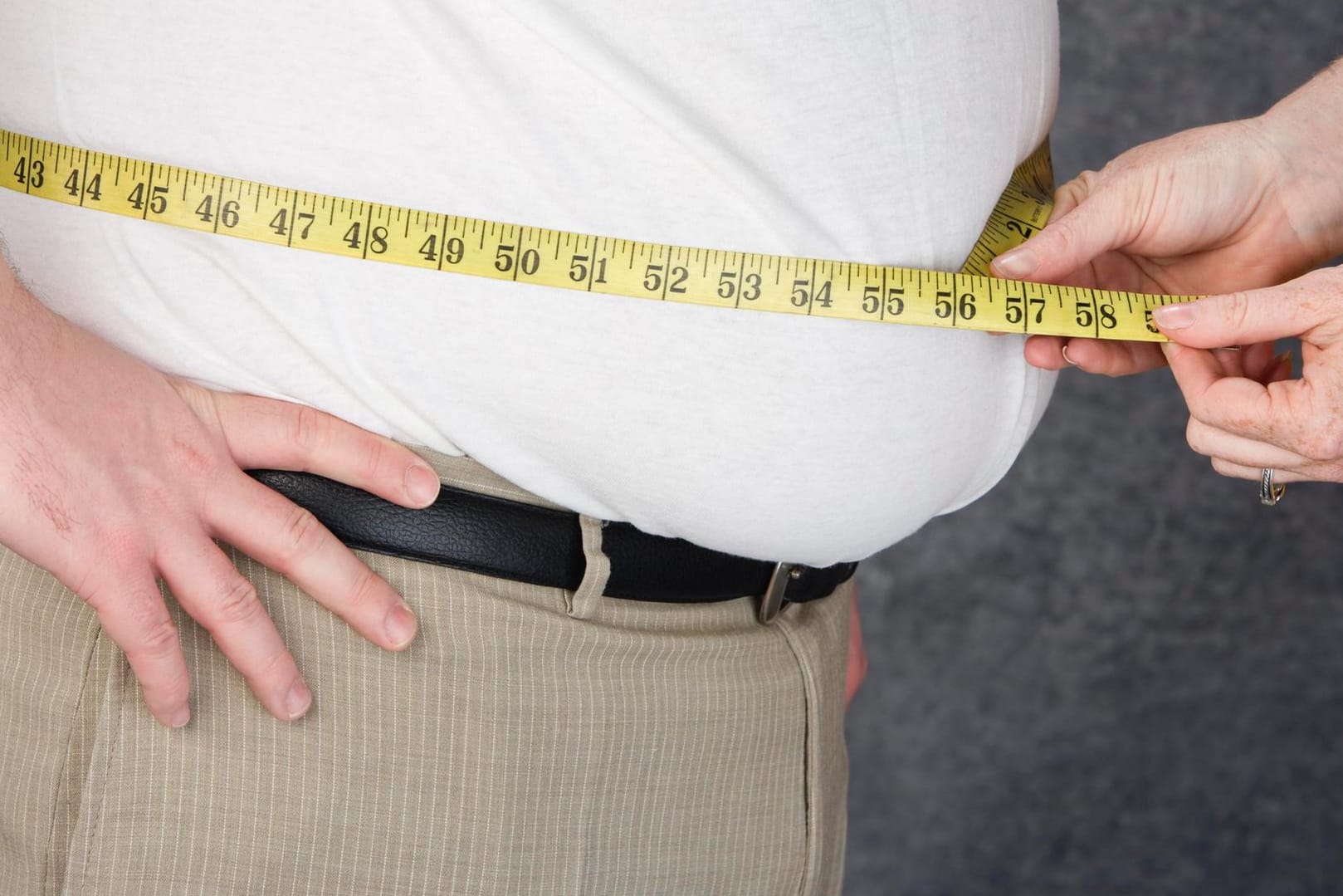 Ein Mann - ein Bauch. Männer haben es rein biologisch zwar leichter beim Abnehmen, doch sie tun sich damit trotzdem schwerer als Frauen.