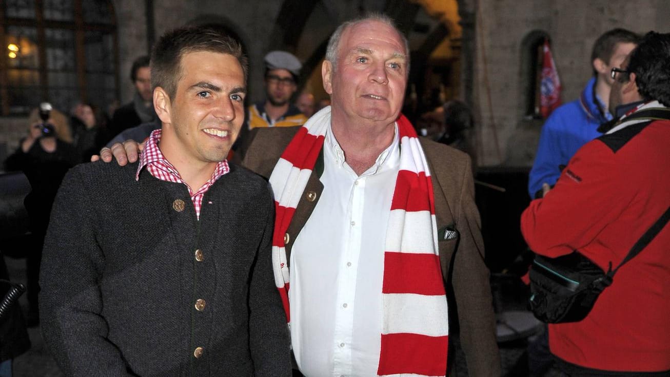 Uli Hoeneß (re.) hält große Stücke auf Philipp Lahm.