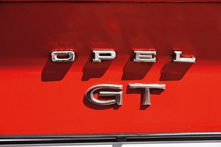 Der 960 Kilogramm leichte Opel GT knackt die 100 km/h in nur 11,5 Sekunden. Seinen Kontrahenten zeigt er die hübschen Chrombuchstaben am Heck.