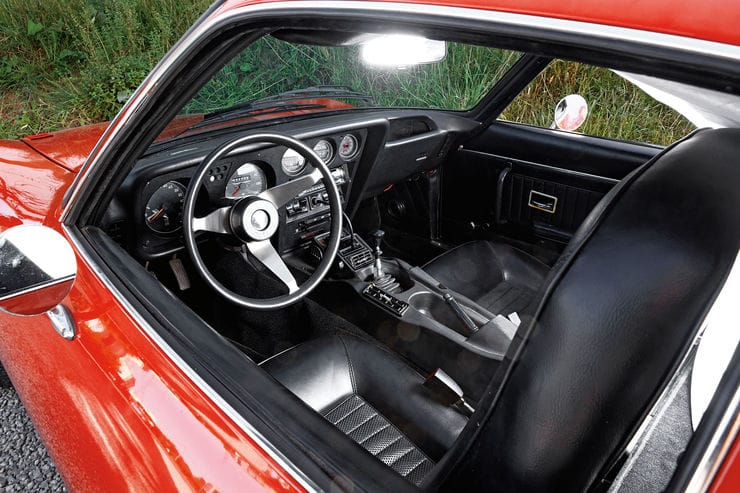 GT-Cockpit wie im Muscle-Car, alles in schwarzes Vinyl getaucht.
