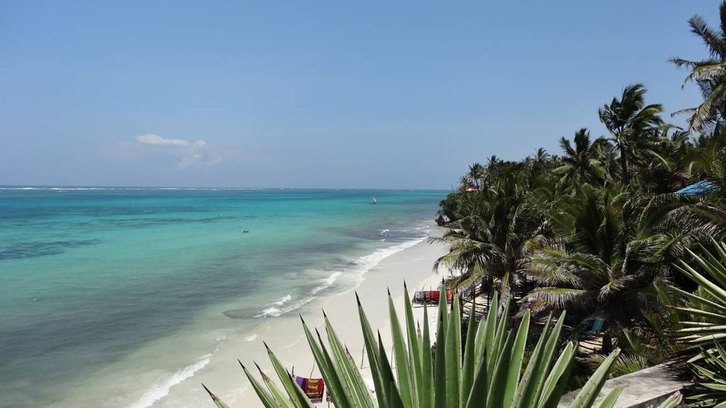 "Willkommen zu Hause" – Mit diesen Worten werden Urlauber im 4-Sterne-Resort "Bahari Beach Resort" an der Nordküste Kenias begrüßt. Die Lage des Resorts könnte idyllischer nicht sein: So berichtet ein Urlauber vom Haus, das "auf einer Klippe über dem weißen Sandstrand von Nyali" liegt.