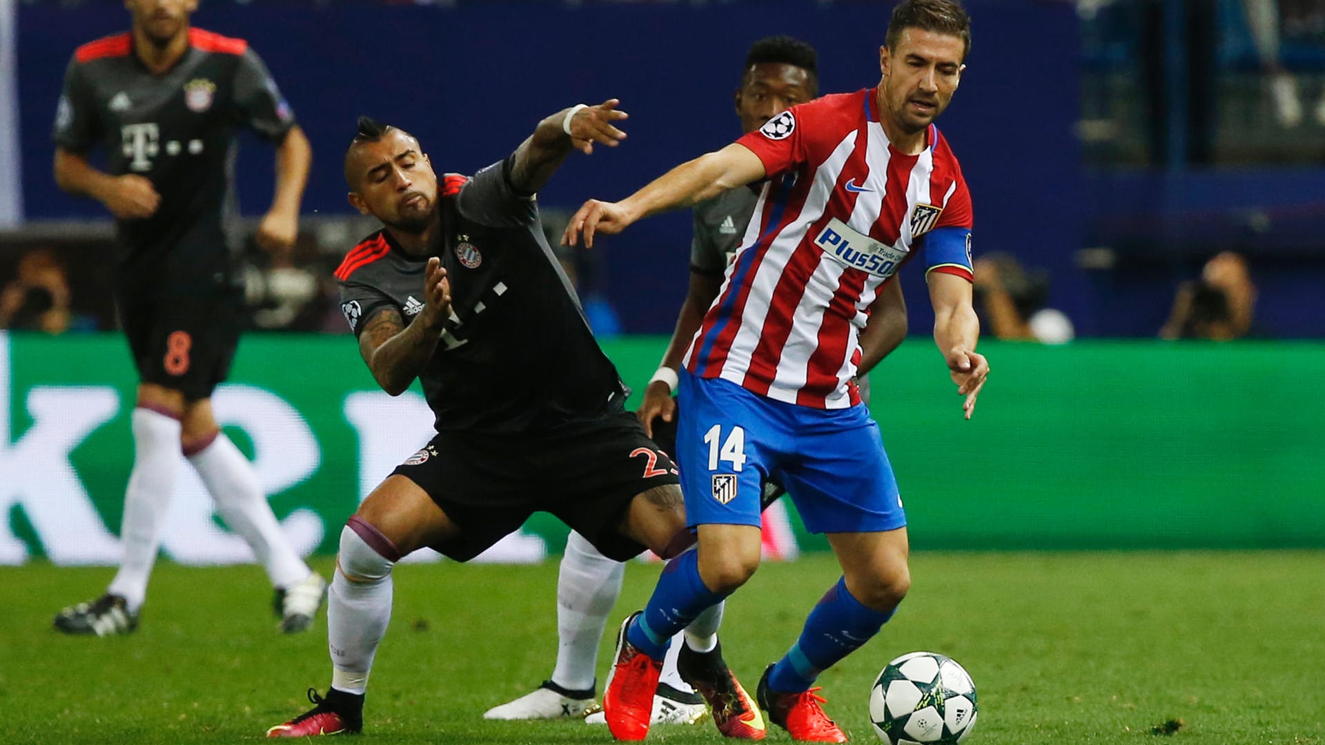 Arturo Vidal (li.) im Zweikampf mit Atleticos Gabi