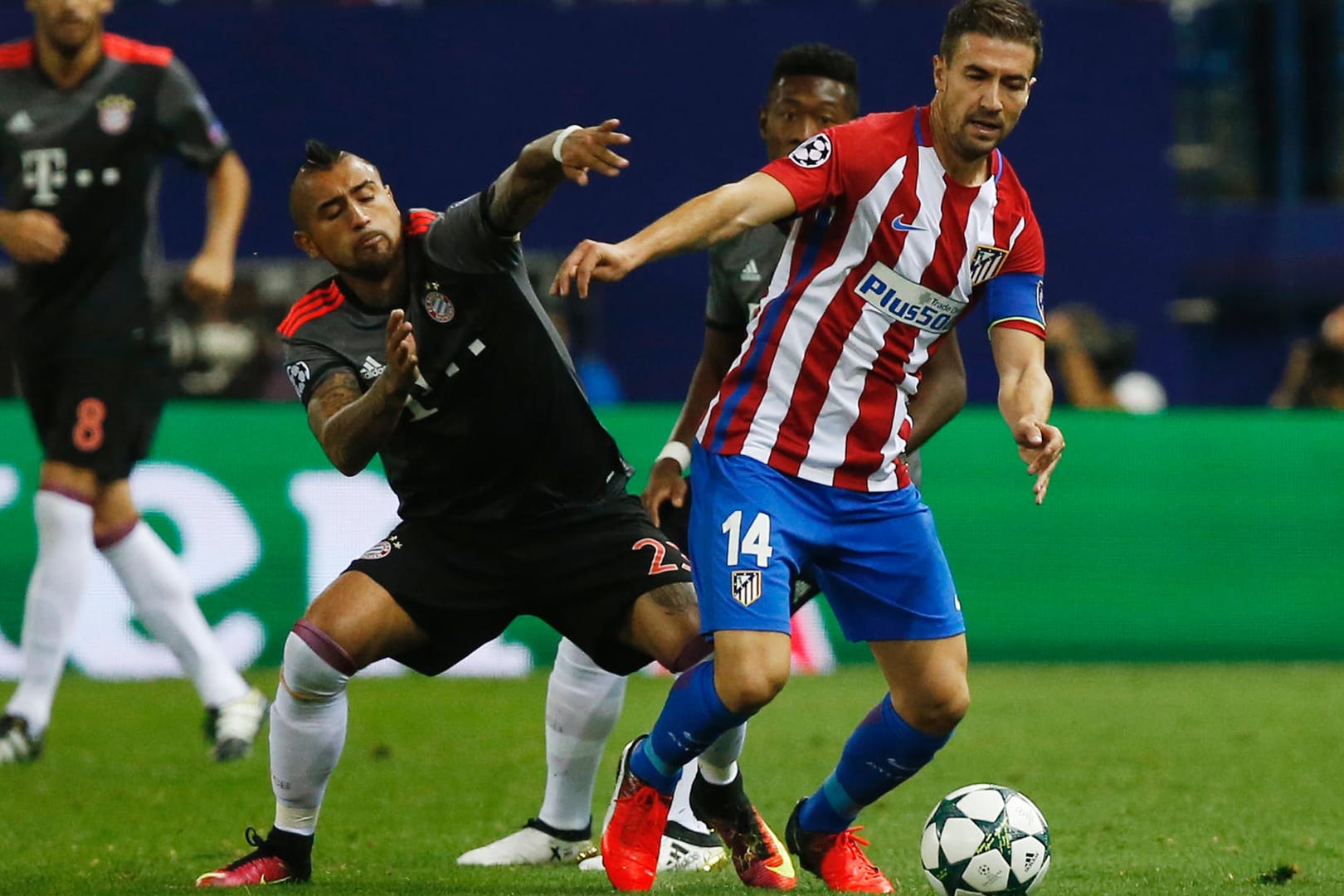 Arturo Vidal (li.) im Zweikampf mit Atleticos Gabi