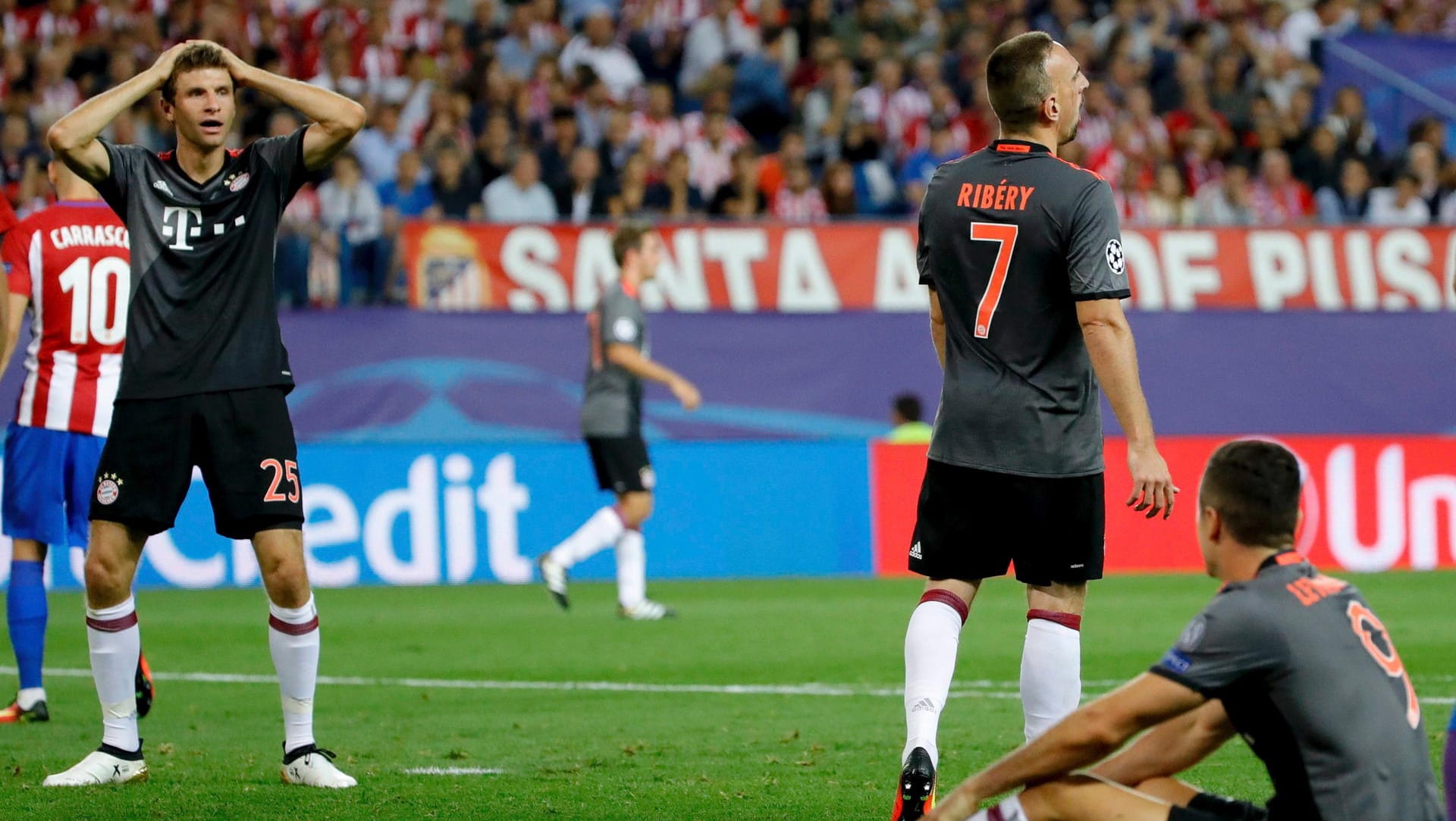 In Madrid mal wieder am Boden: Die Bayern-Spieler nach der neuerlichen Pleite bei Atlético.