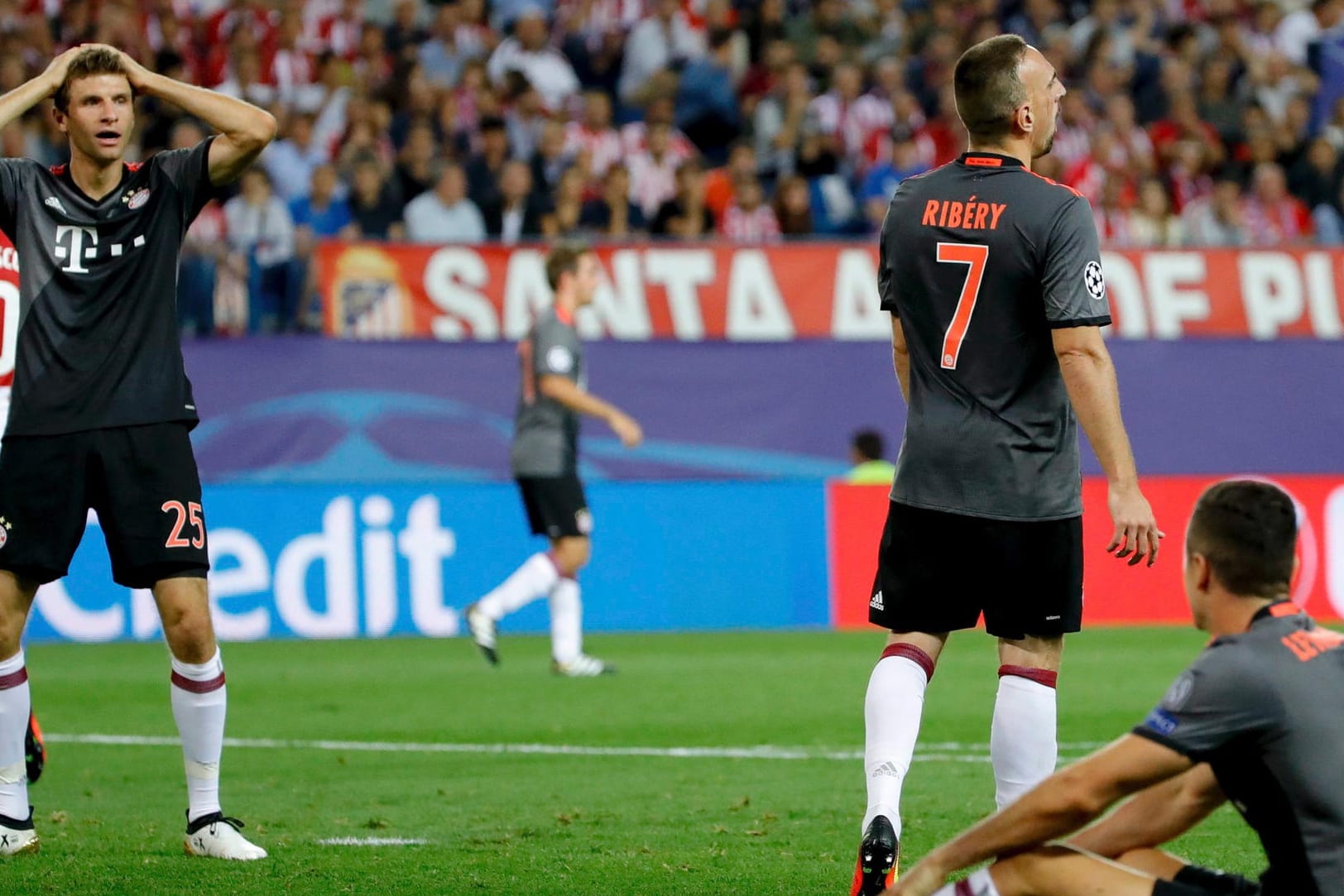In Madrid mal wieder am Boden: Die Bayern-Spieler nach der neuerlichen Pleite bei Atlético.