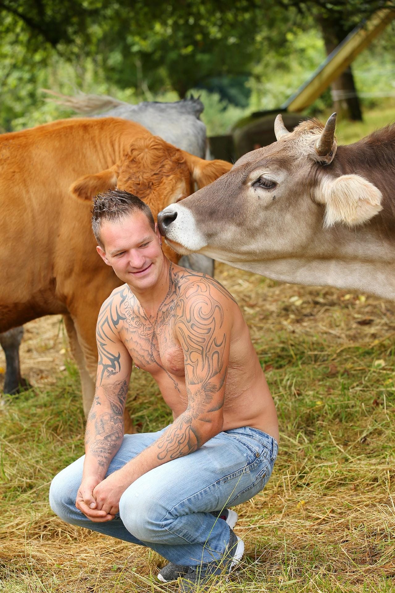 Jörg (32), der tätowierte Teilzeitbauer aus Baden-Württemberg, ist hauptberuflich Bergarbeiter. Auf seinem Hof versorgt er 15 Rinder und zwei Pferde und besitzt 23 Hektar Grünland, die er für die Futtergewinnung nutzt.