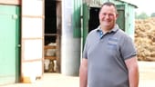 Torsten (40), der sanfte Riese aus Schleswig-Holstein, ist 2,10 Meter groß. Der Landwirt betreibt zusammen mit seinen Eltern und seinem Bruder einen Milchviehbetrieb mit etwa 80 Kühen.