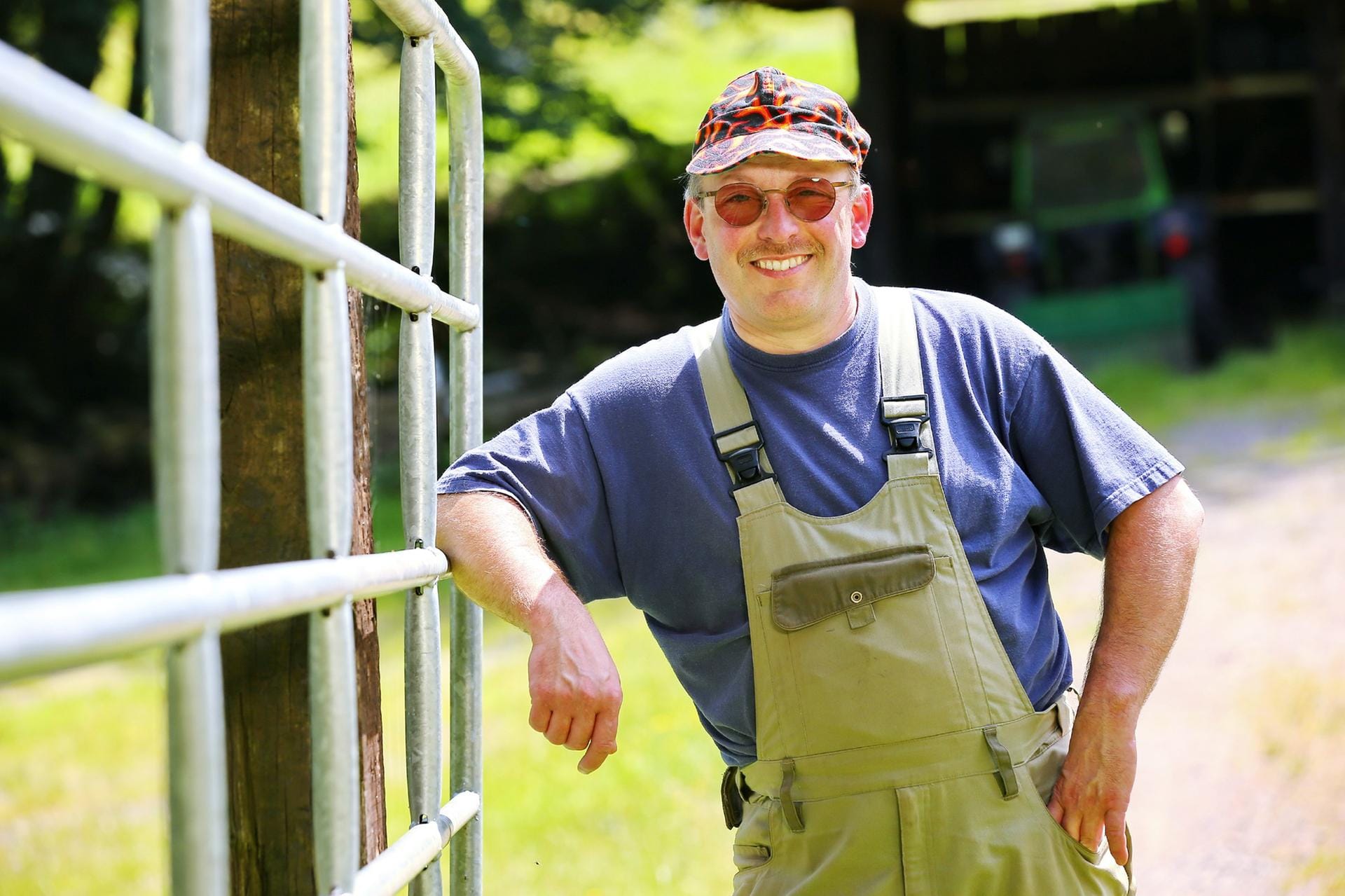 ...und Berthold (47), der fleißige Pfälzer, sind Brüder. Sie bewirtschaften gemeinsam im Nebenerwerb 8 Hektar Grünland und kümmern sich liebevoll um ihre Schafe, Esel und Hasen.