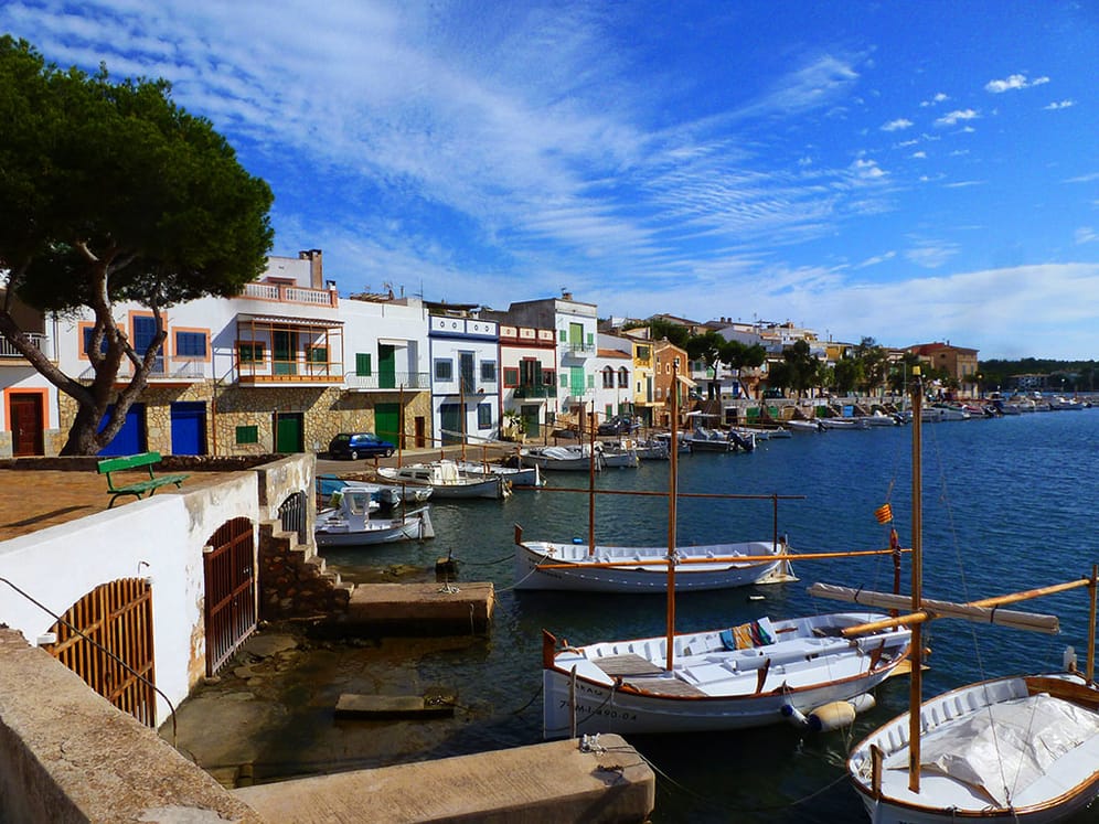 Im Osten der Insel befindet sich mit Portocolom der größte Naturhafen Mallorcas, mit der am besten erhaltenen Altstadt der Inseln.