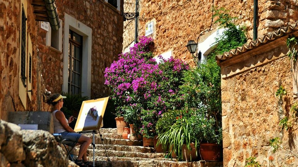 Einen Ausflug wert ist das kleine Bergdorf Fornalutx im Nordwesten der Insel – nur eine kurze Fahrt von Sóller entfernt. Das Dörfchen liegt idyllisch im Tramuntana Gebirge und bietet einen willkommenen Kontrast zu der Hektik der Haupttouristenorte.